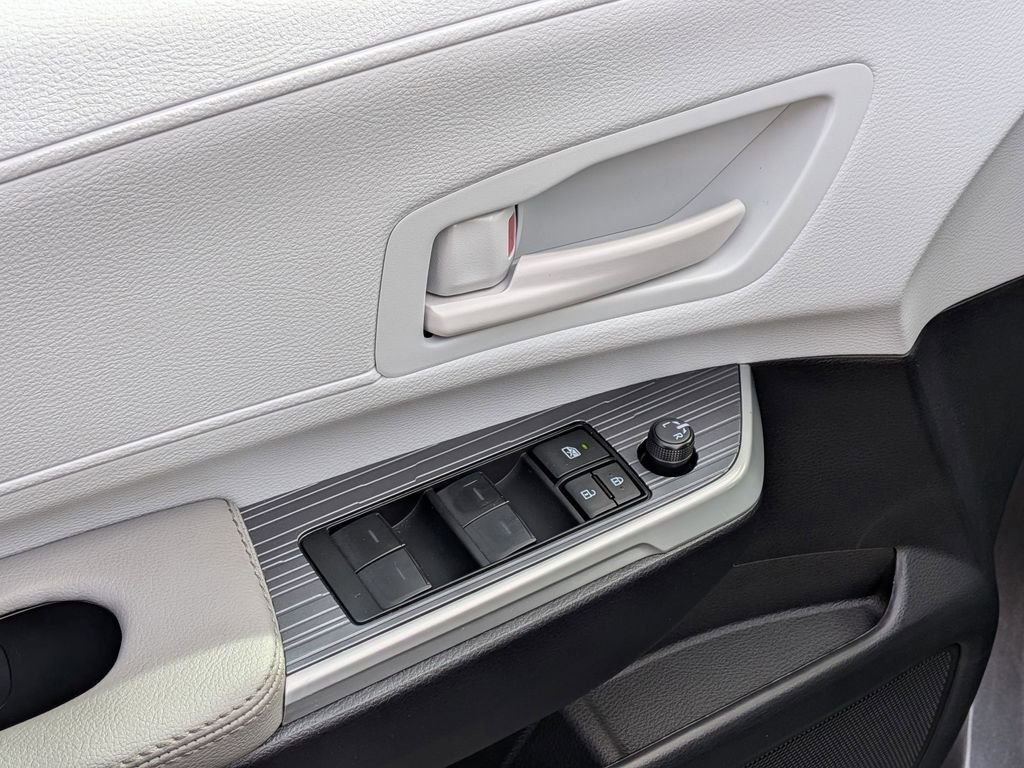 Used 2025 Toyota Sienna LE w/ LE Plus Package image 11