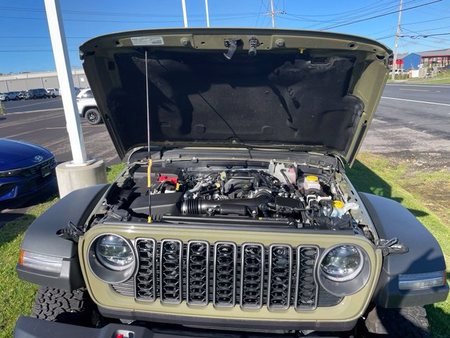 Used 2025 Jeep Wrangler Unlimited Rubicon w/ Convenience Group AWD/4WD image 32