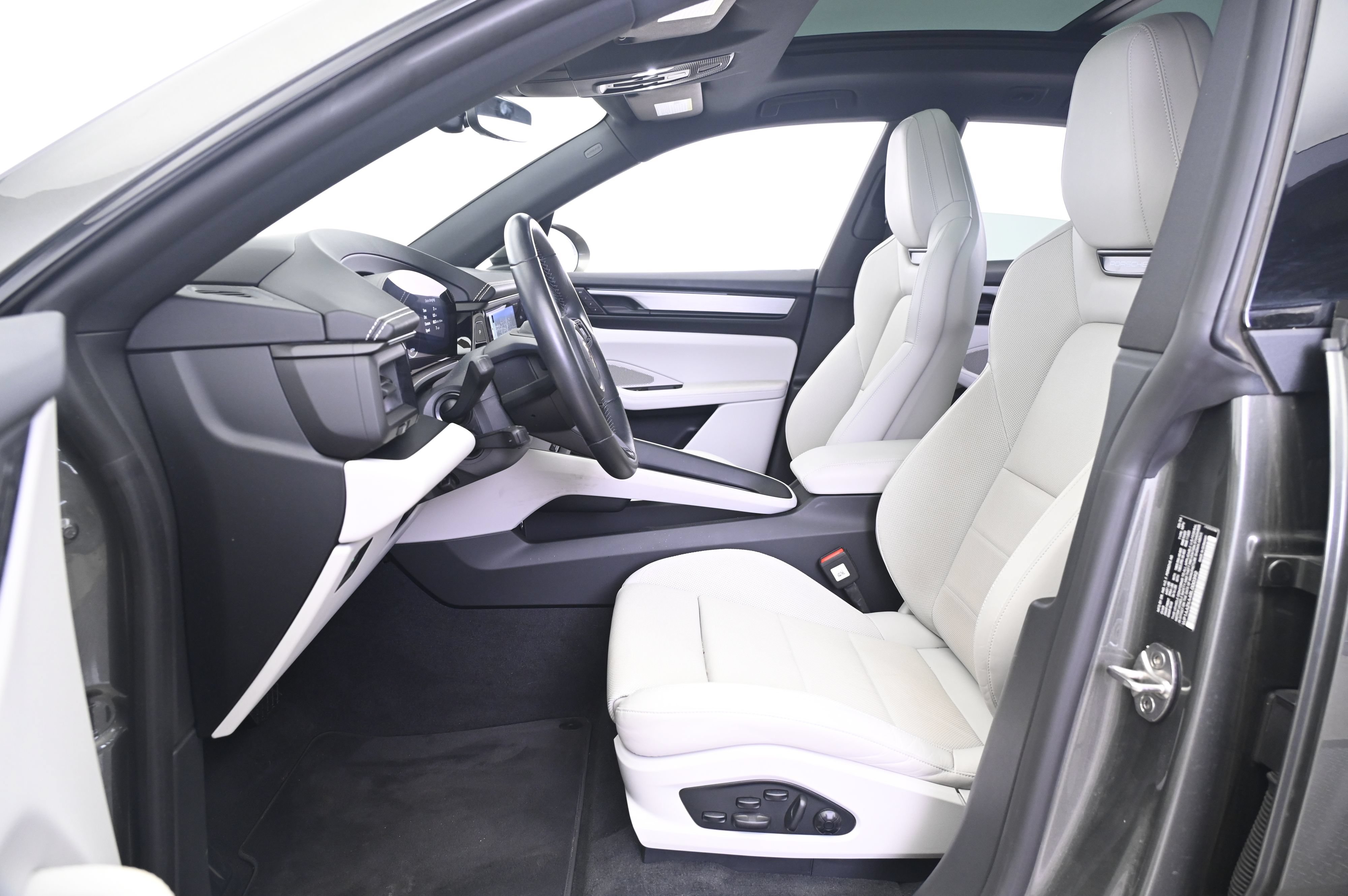 Certified 2024 Porsche Macan 4 Electric AWD/4WD image 30