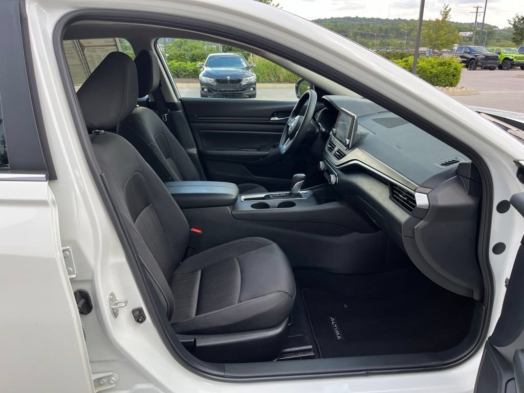 Used 2025 Nissan Altima 2.5 SV FWD image 27