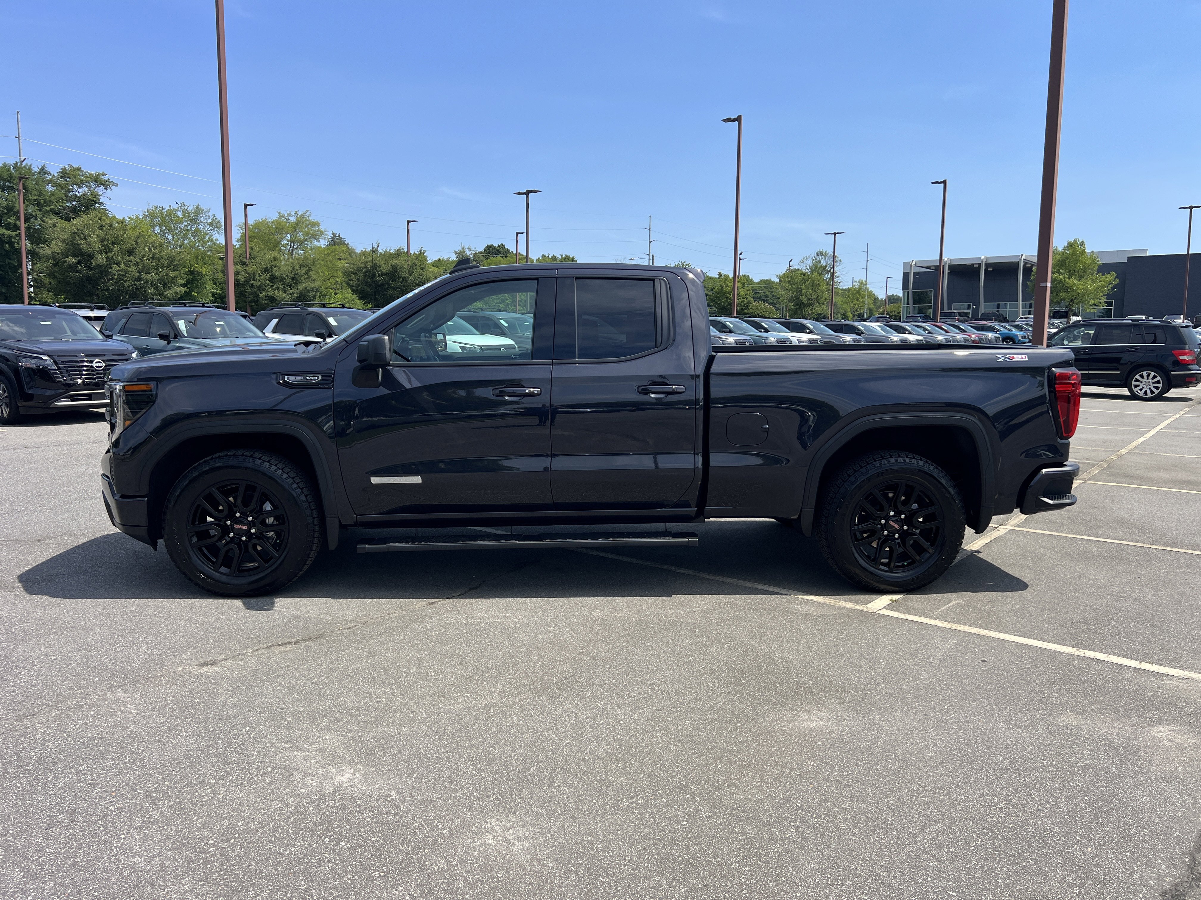 Used 2025 GMC Sierra 1500 Elevation w/ Preferred Package AWD/4WD image 8