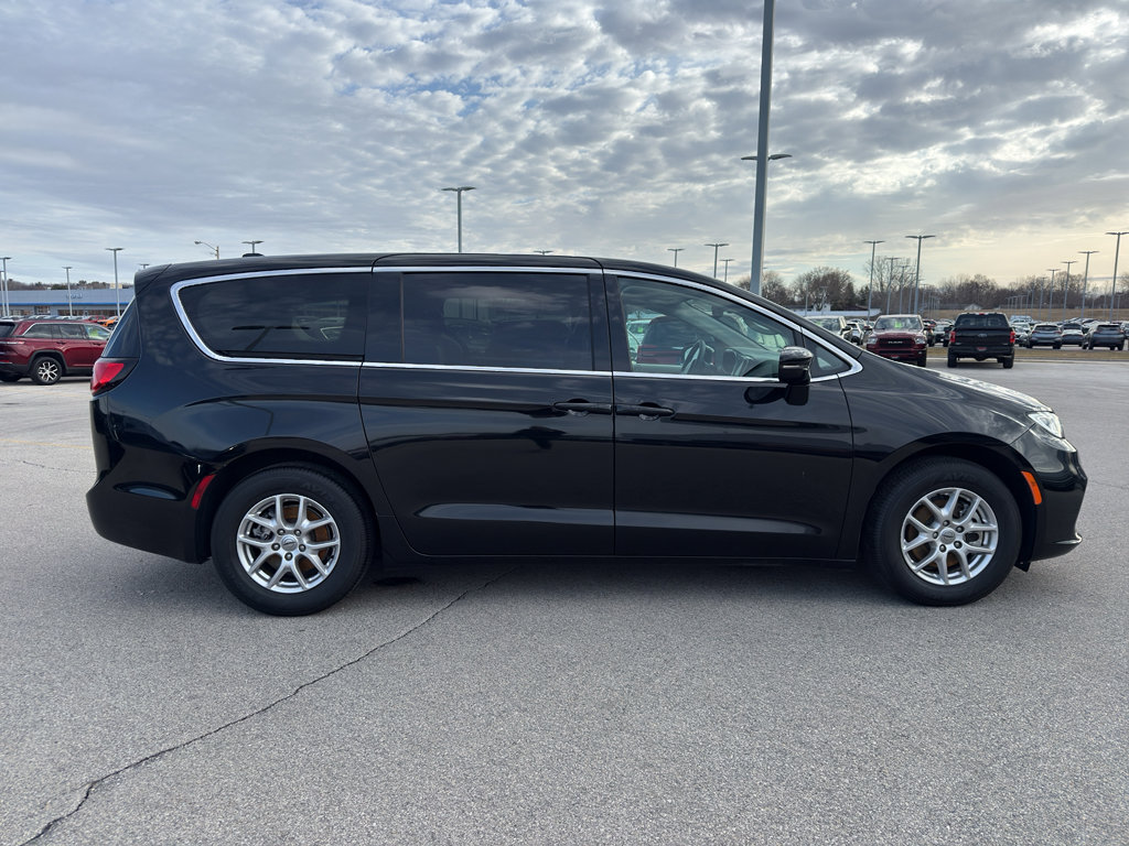 Used 2024 Chrysler Pacifica Touring-L image 4