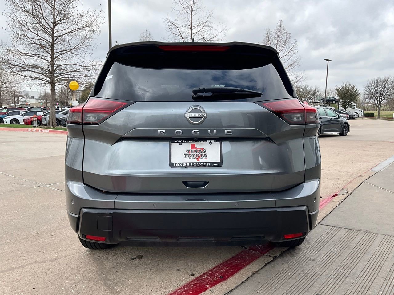 Used 2025 Nissan Rogue SV image 7