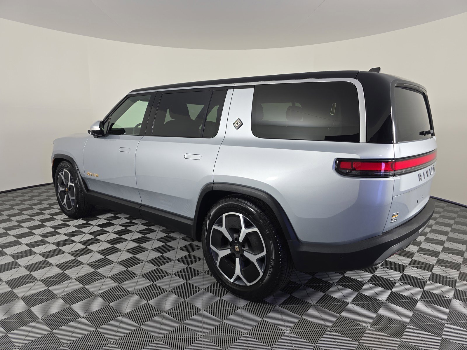 Used 2024 Rivian R1S Adventure AWD/4WD image 3