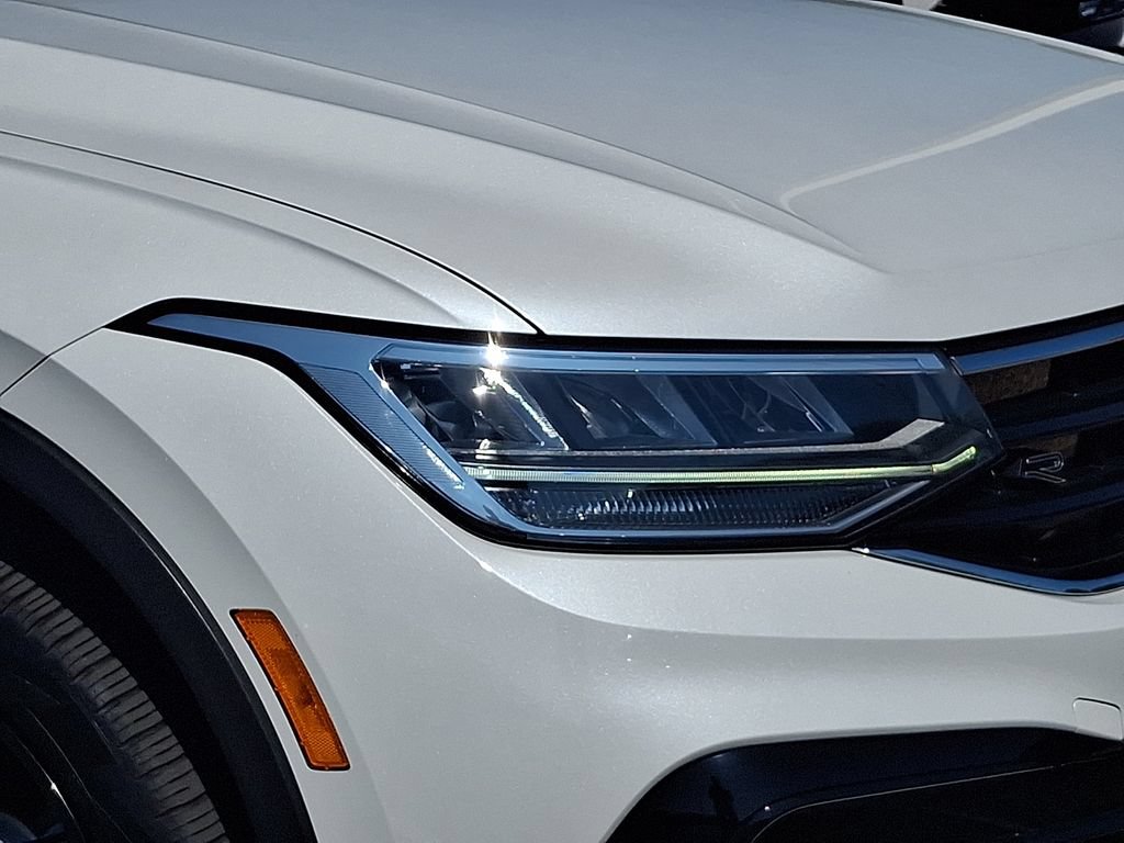 Used 2024 Volkswagen Tiguan SE R-Line AWD/4WD image 9