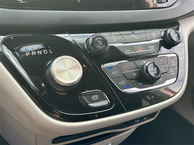 Used 2020 Chrysler Pacifica Touring-L image 27