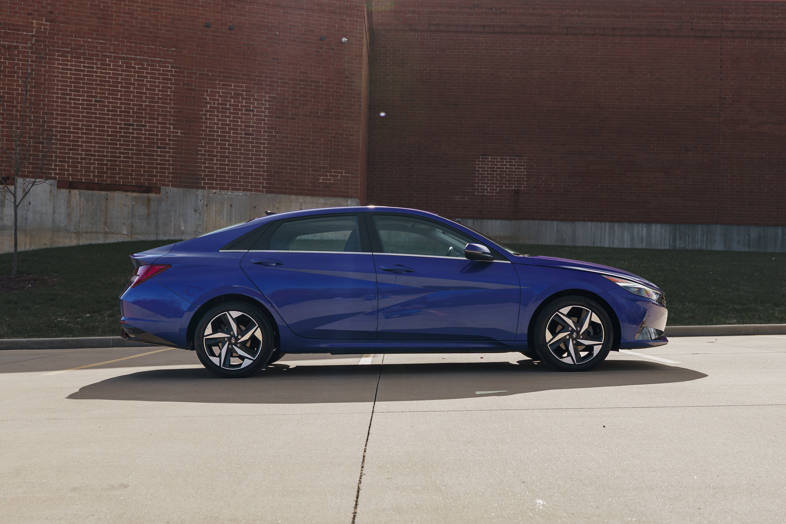 Used 2023 Hyundai Elantra Limited image 3