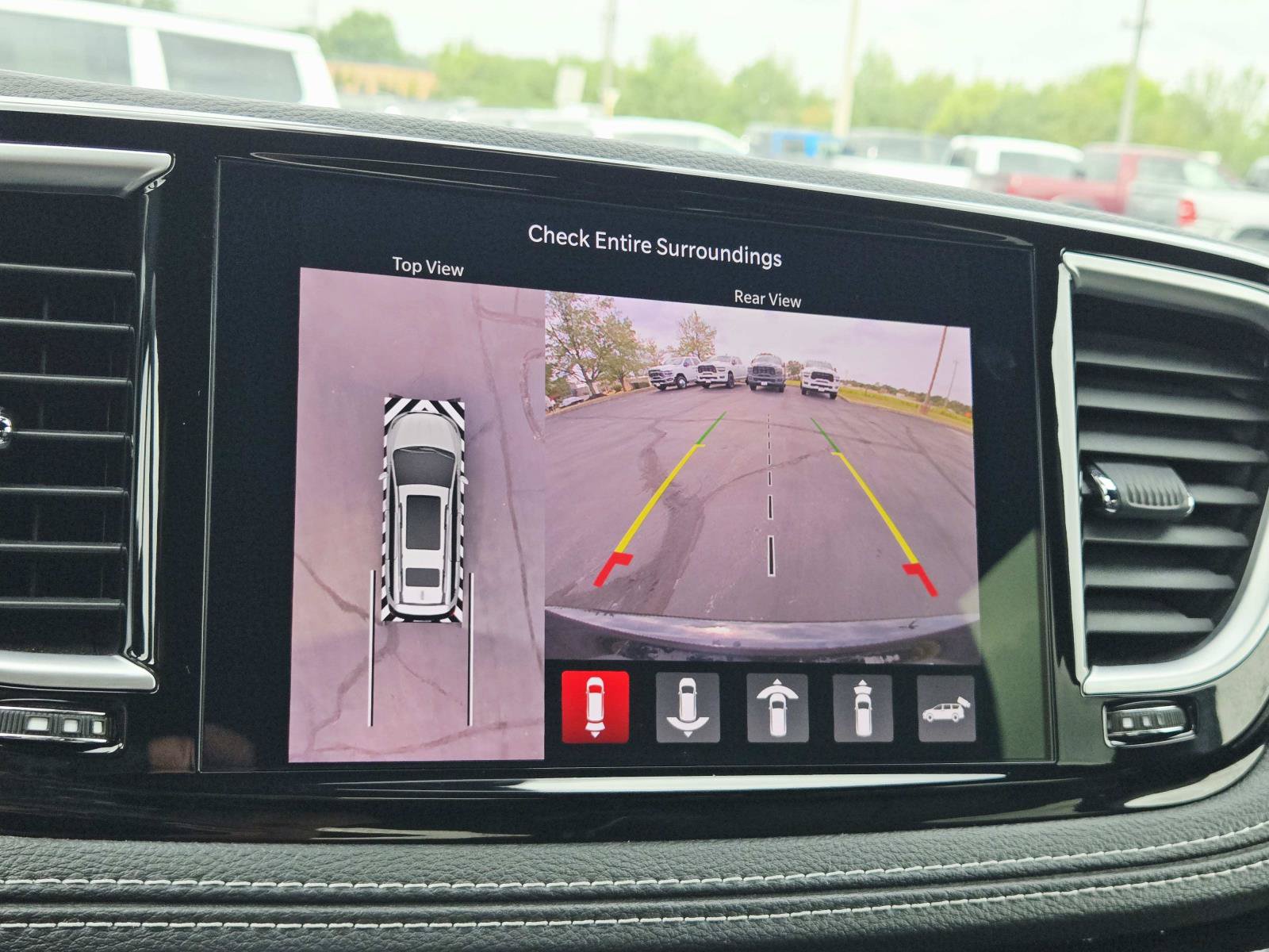 Used 2025 Chrysler Pacifica Limited FWD image 32