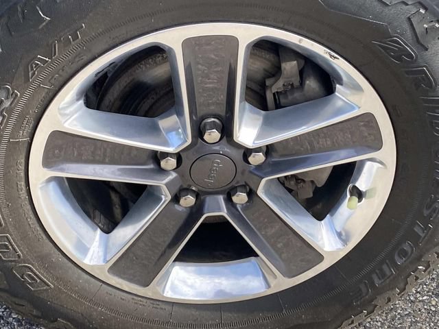 Used 2019 Jeep Wrangler Unlimited Sahara w/ Dual Top Group AWD/4WD image 30