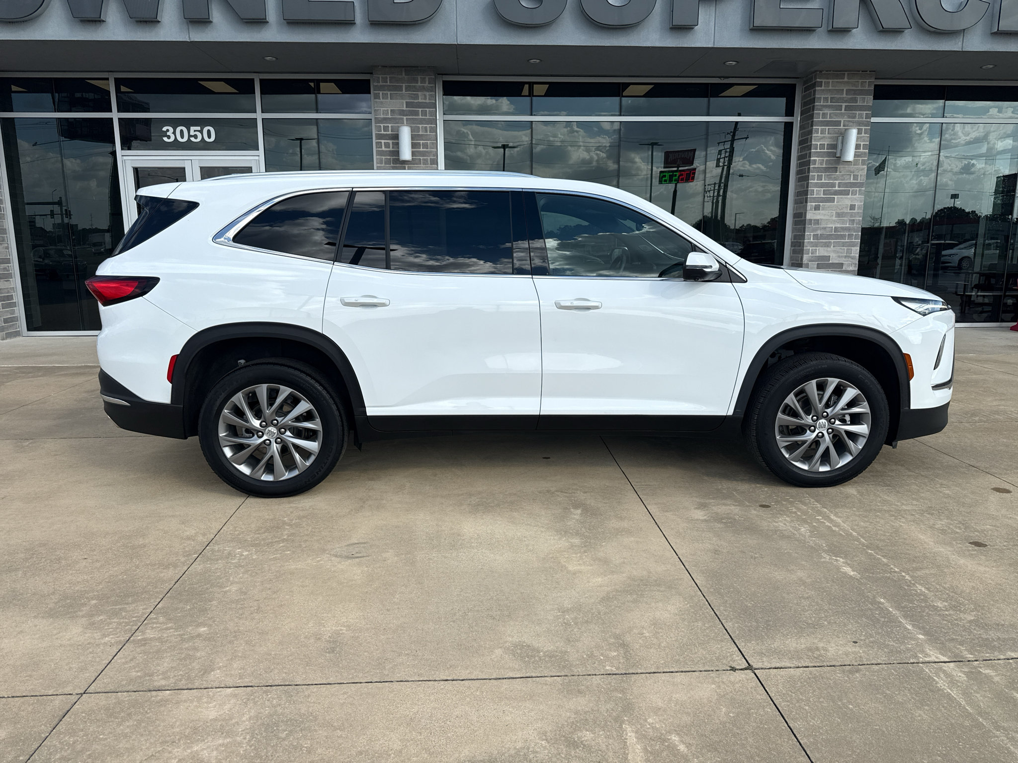 Used 2025 Buick Enclave Preferred AWD/4WD image 8