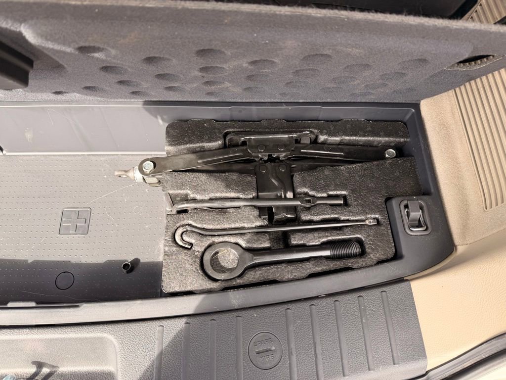 Used 2012 Hyundai Veracruz Limited w/ Entertainment Pkg image 35