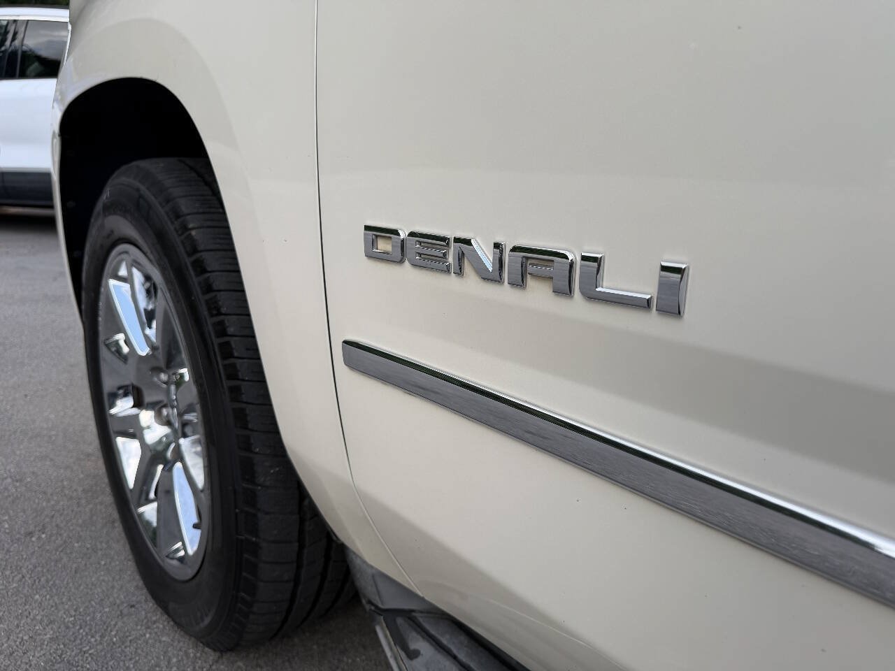 Used 2015 GMC Yukon XL Denali w/ Open Road Package AWD/4WD image 11
