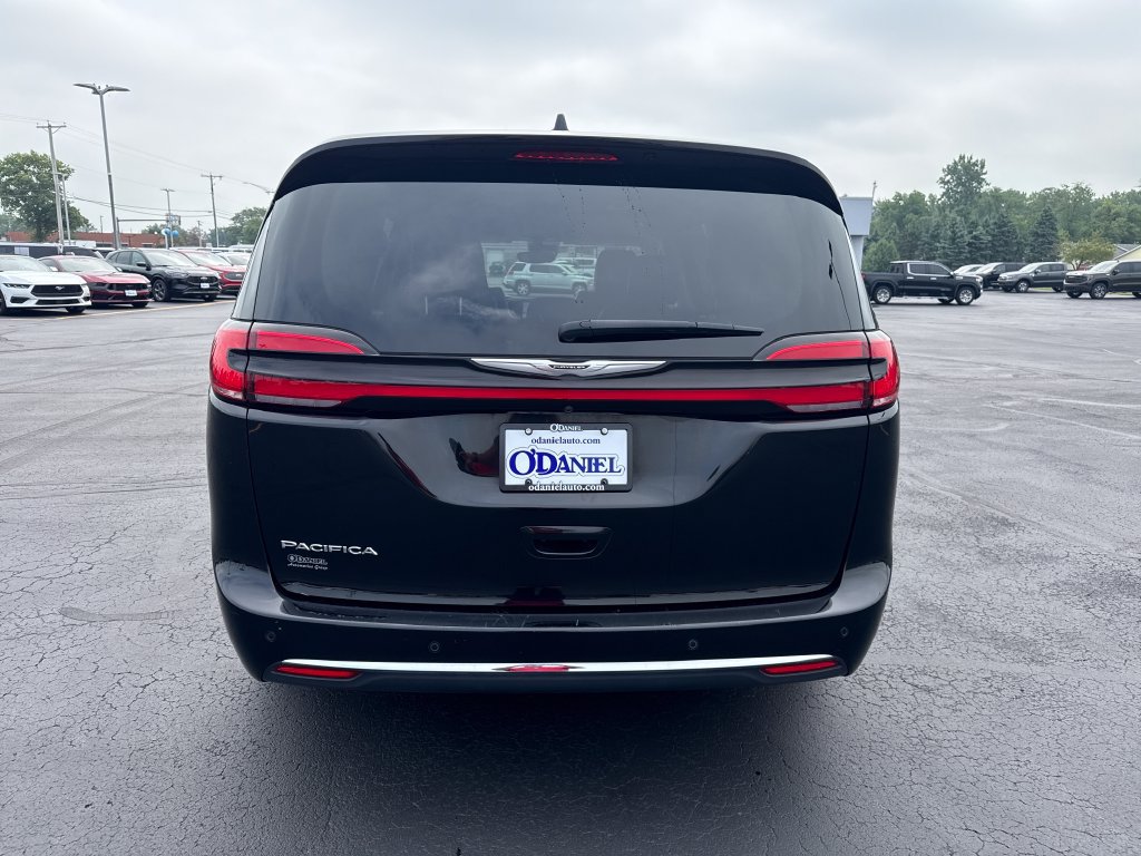 Used 2024 Chrysler Pacifica Touring-L FWD image 6