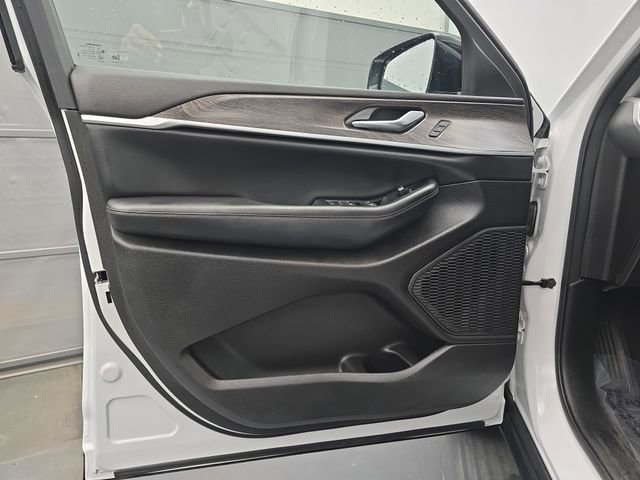 Used 2023 Jeep Grand Cherokee Limited image 25