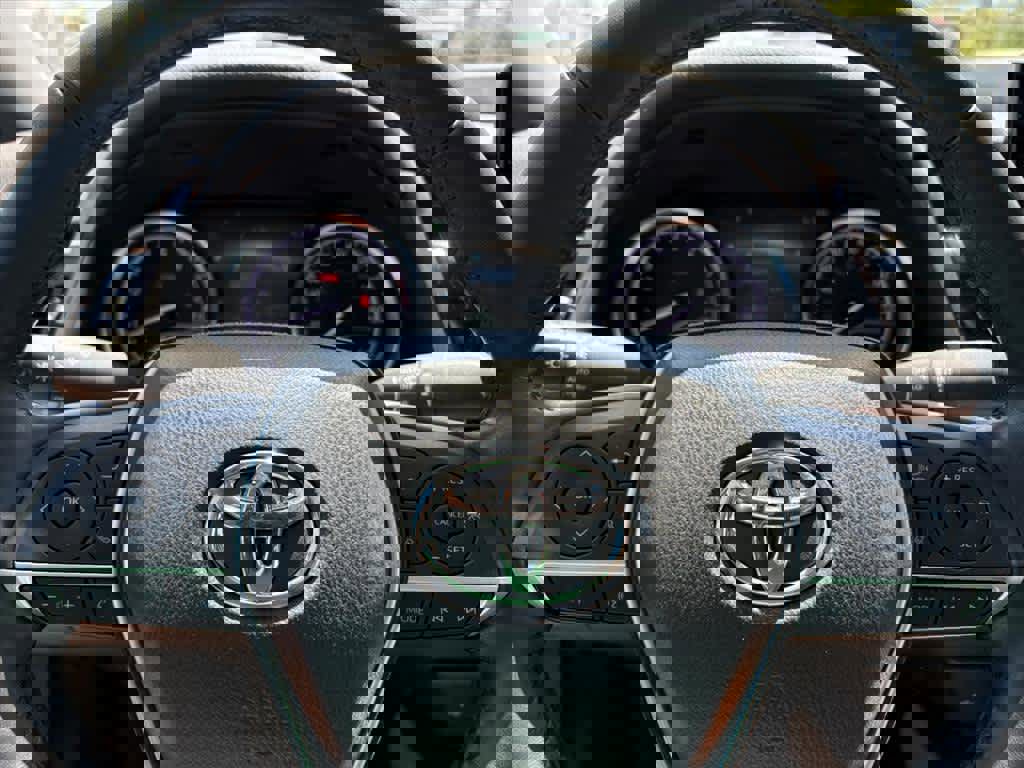 Used 2021 Toyota Camry XLE FWD image 16