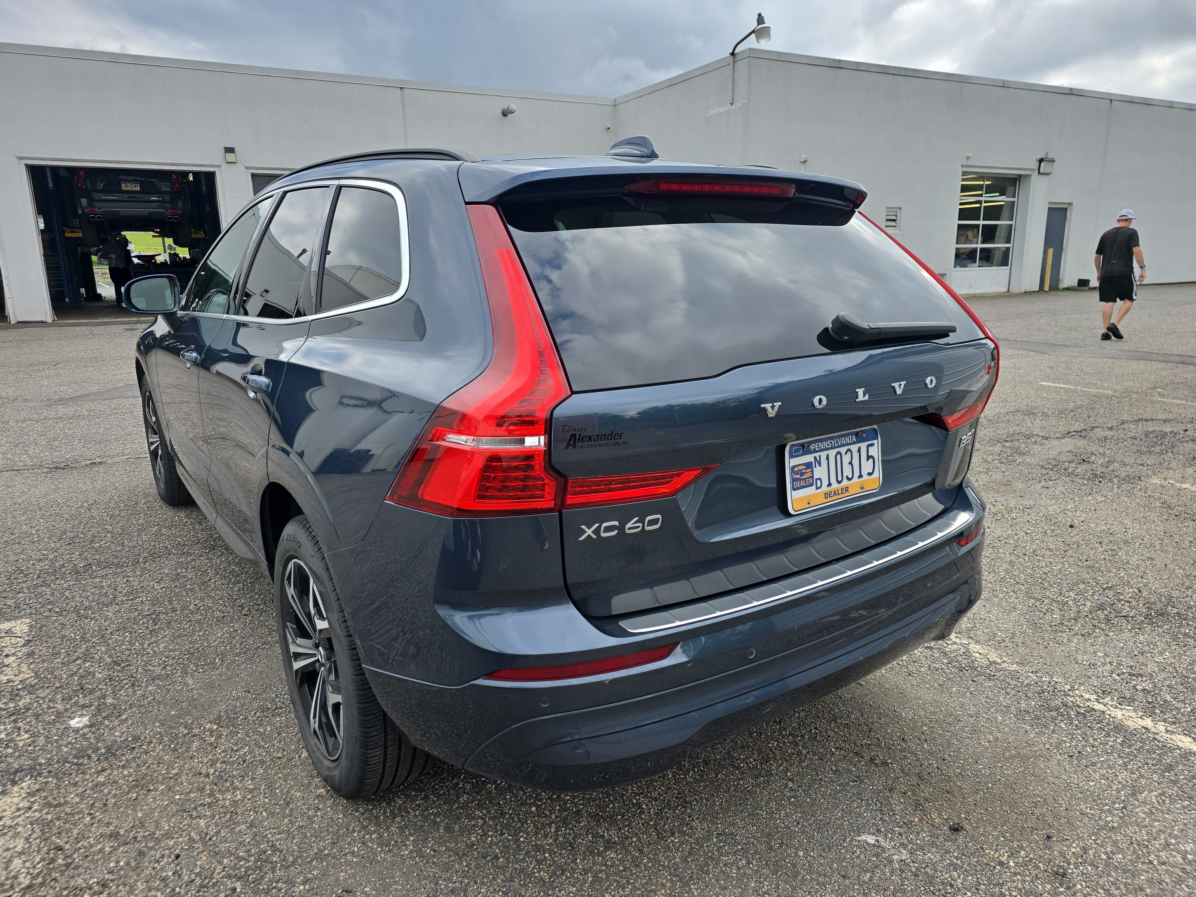 Used 2022 Volvo XC60 B5 Momentum w/ Climate Package AWD/4WD image 8