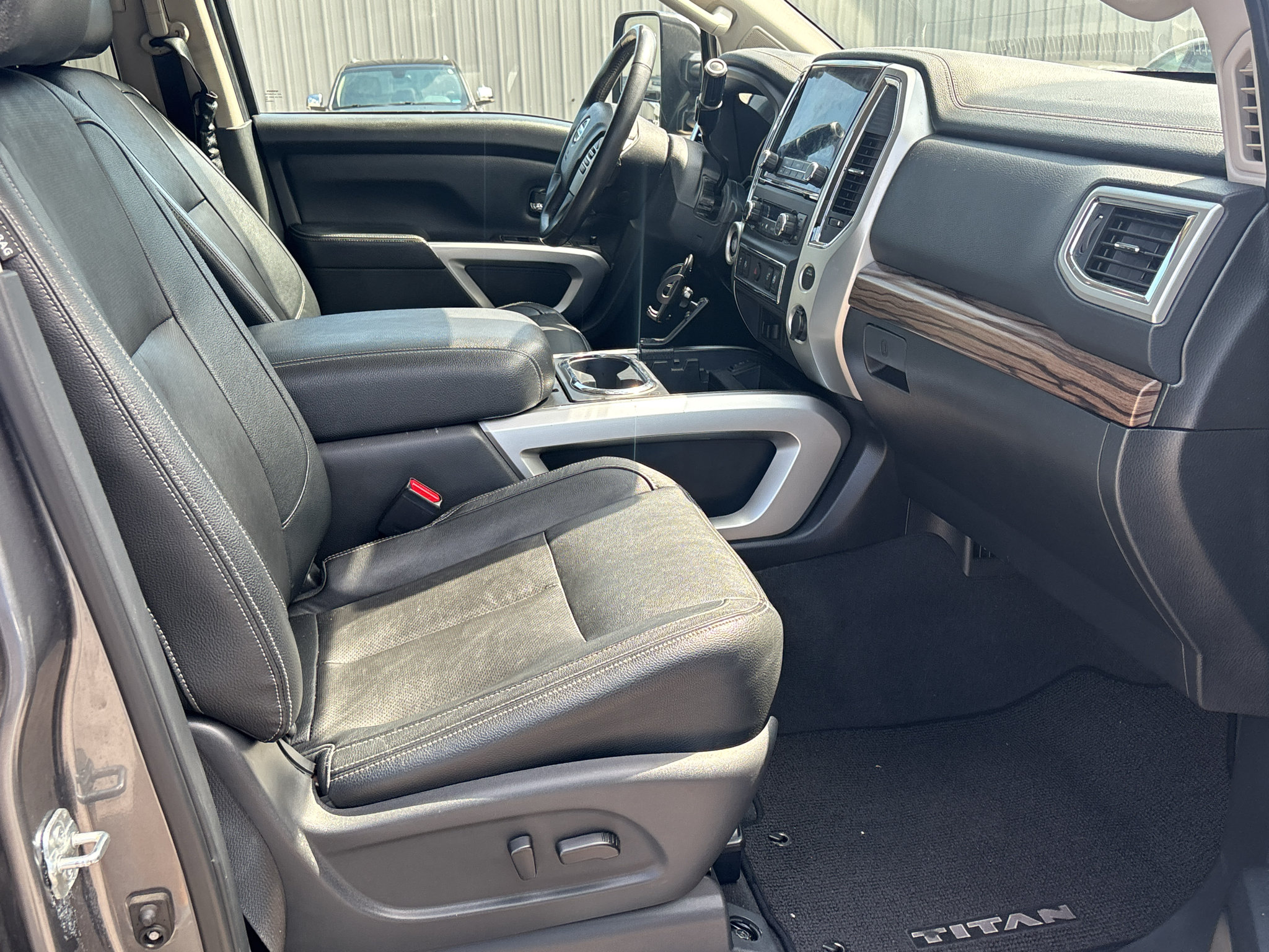 Used 2021 Nissan Titan SL w/ Moonroof Package RWD image 18