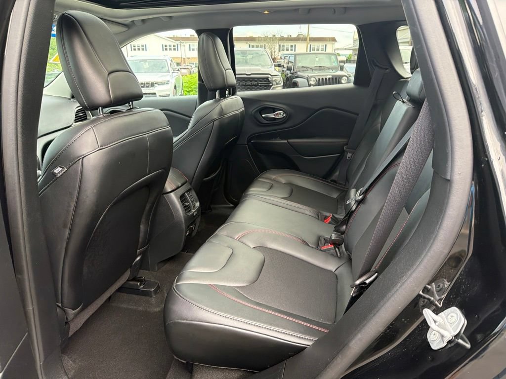 Used 2022 Jeep Cherokee Trailhawk w/ Sun, Sound & Nav Group AWD/4WD image 38