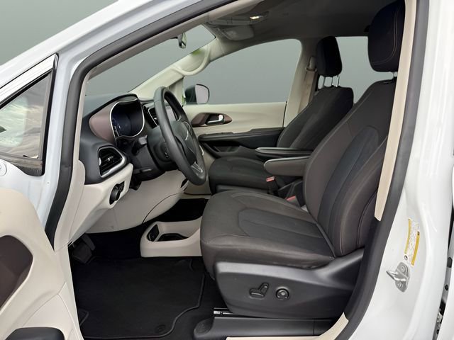 Used 2022 Chrysler Voyager LX FWD image 37