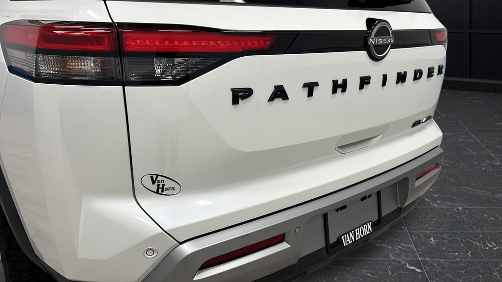 Used 2023 Nissan Pathfinder SL AWD/4WD image 38