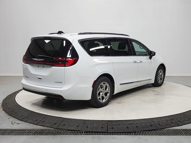 Used 2023 Chrysler Pacifica Limited FWD image 7