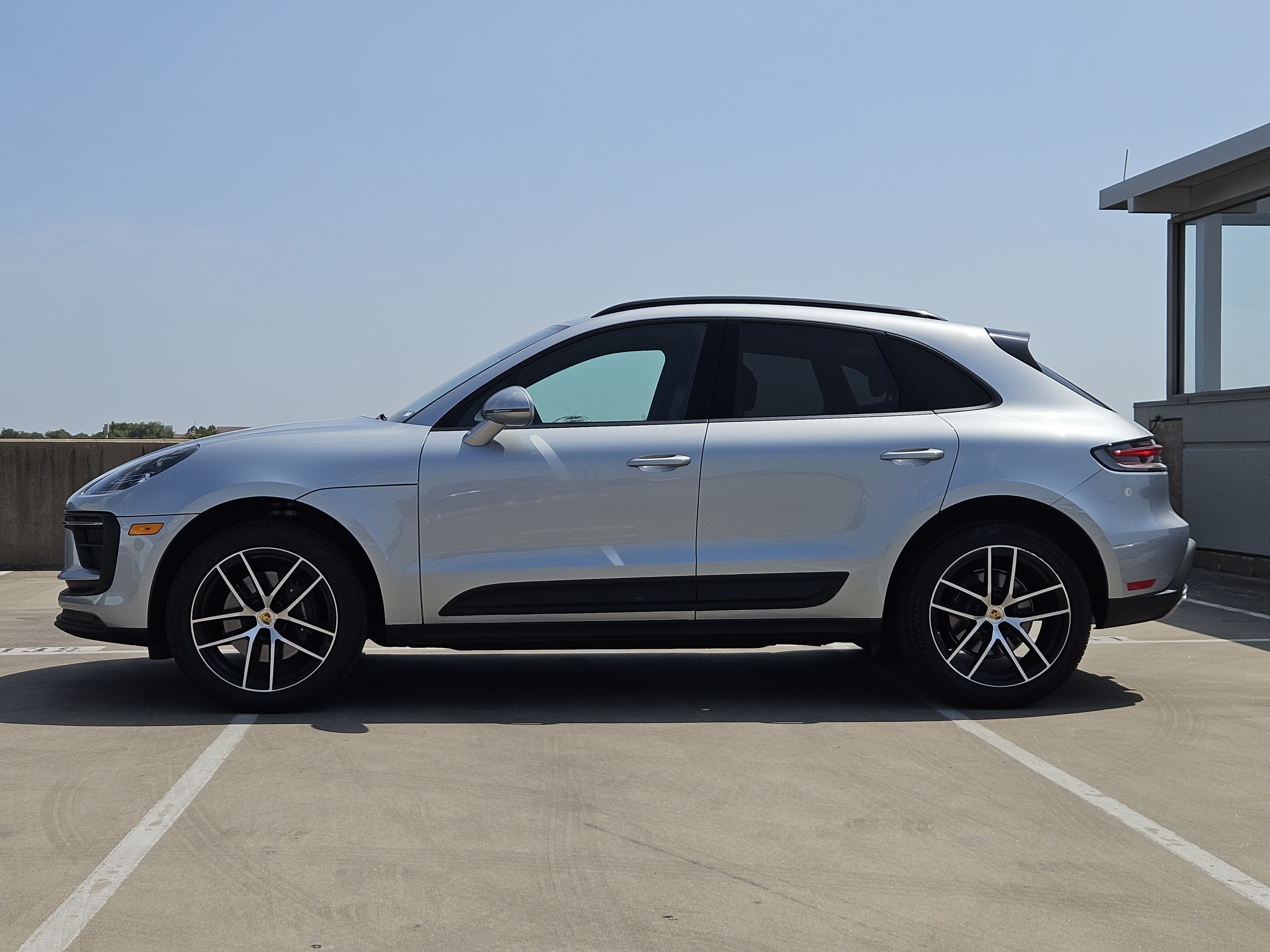 Certified 2025 Porsche Macan AWD/4WD image 2