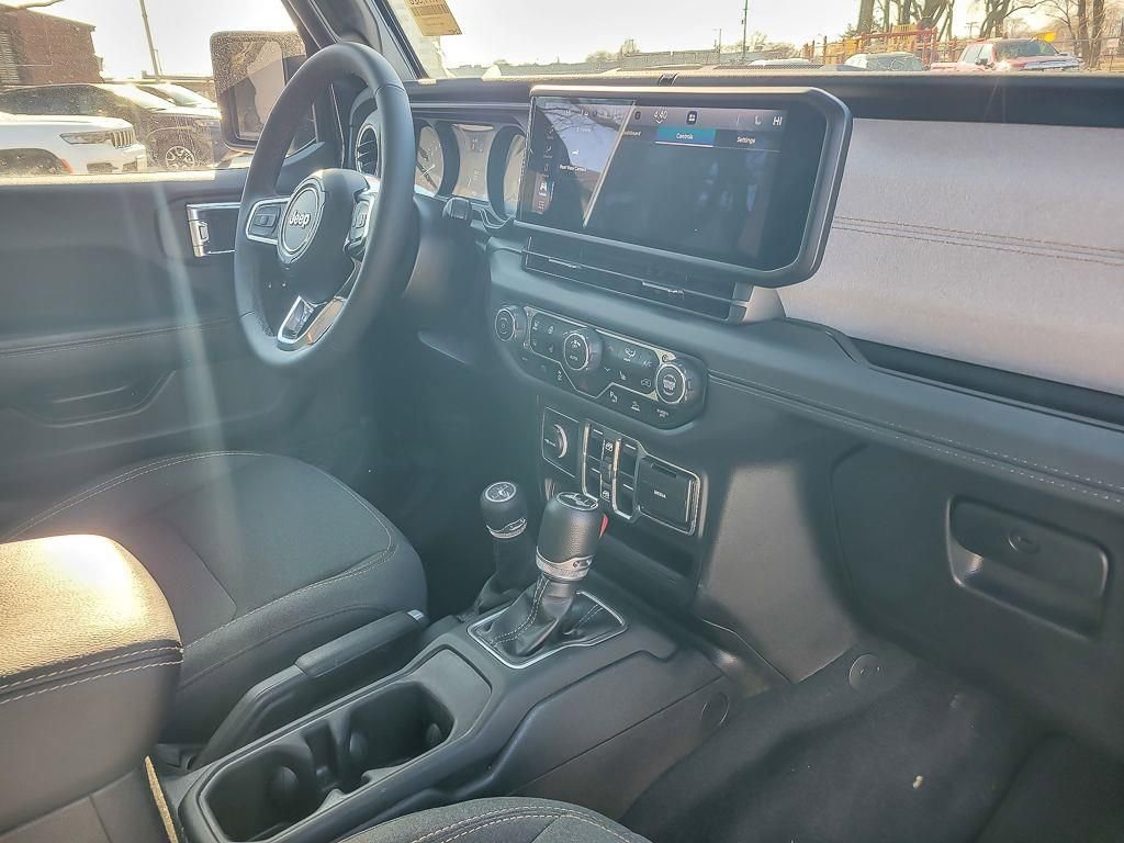 Used 2025 Jeep Wrangler Unlimited Sahara w/ Safety Group AWD/4WD image 24