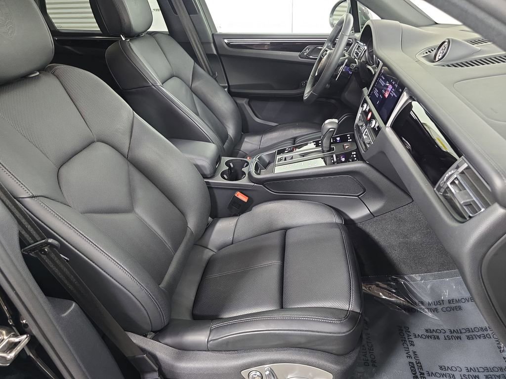Certified 2025 Porsche Macan Turbo image 27