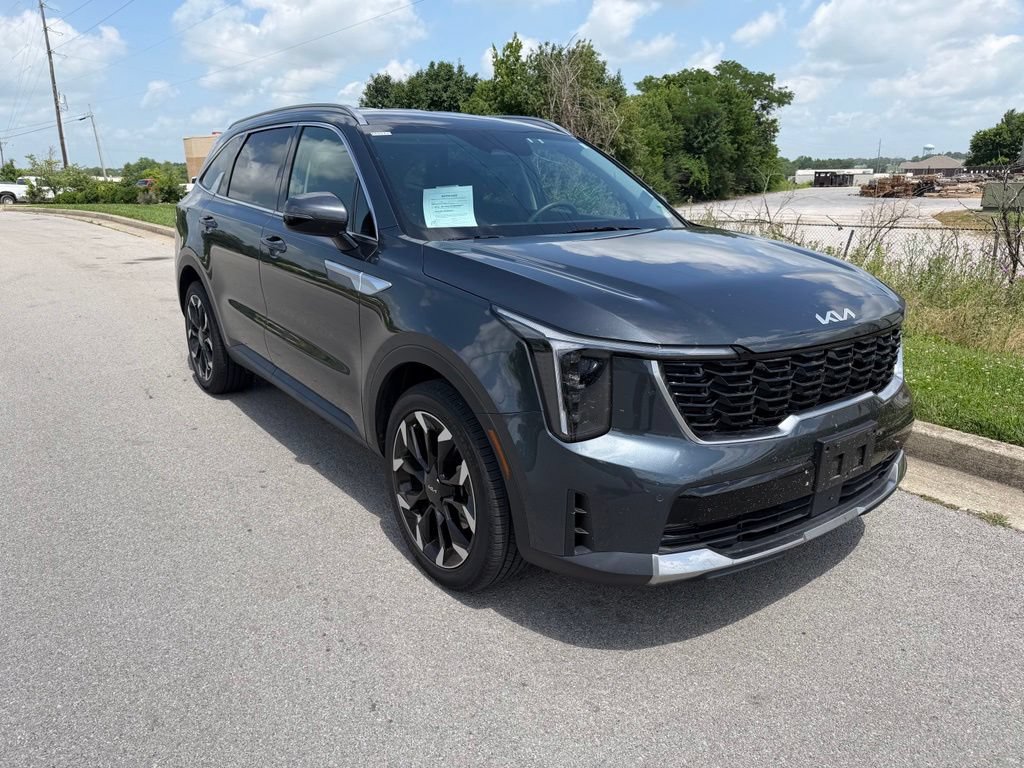 Used 2025 Kia Sorento EX FWD image 2