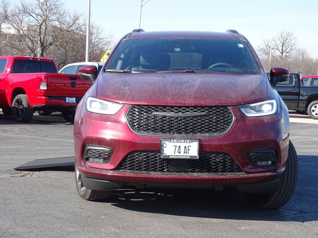 Used 2023 Chrysler Pacifica Touring-L w/ Uconnect Theater Family Group FWD image 3