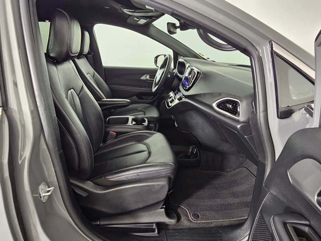 Used 2025 Chrysler Pacifica Select FWD image 38