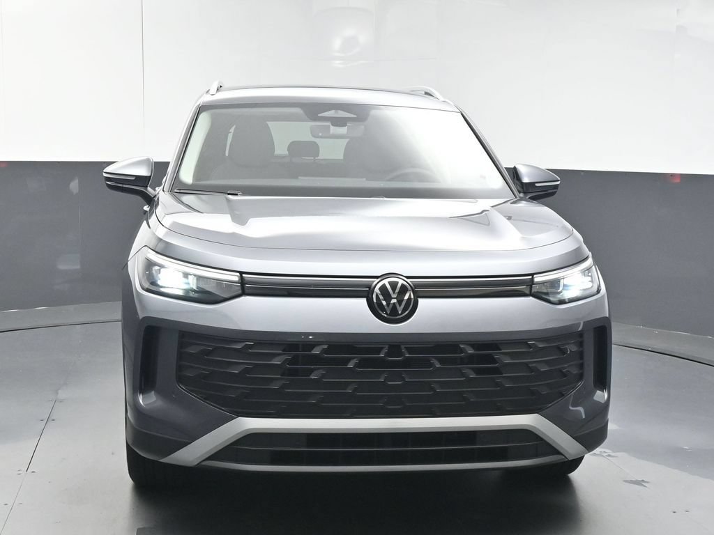 Used 2025 Volkswagen Tiguan SE FWD image 3