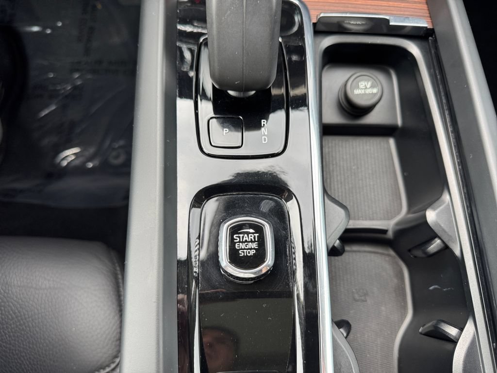 Certified 2024 Volvo XC60 B5 Plus w/ Climate Package AWD/4WD image 18