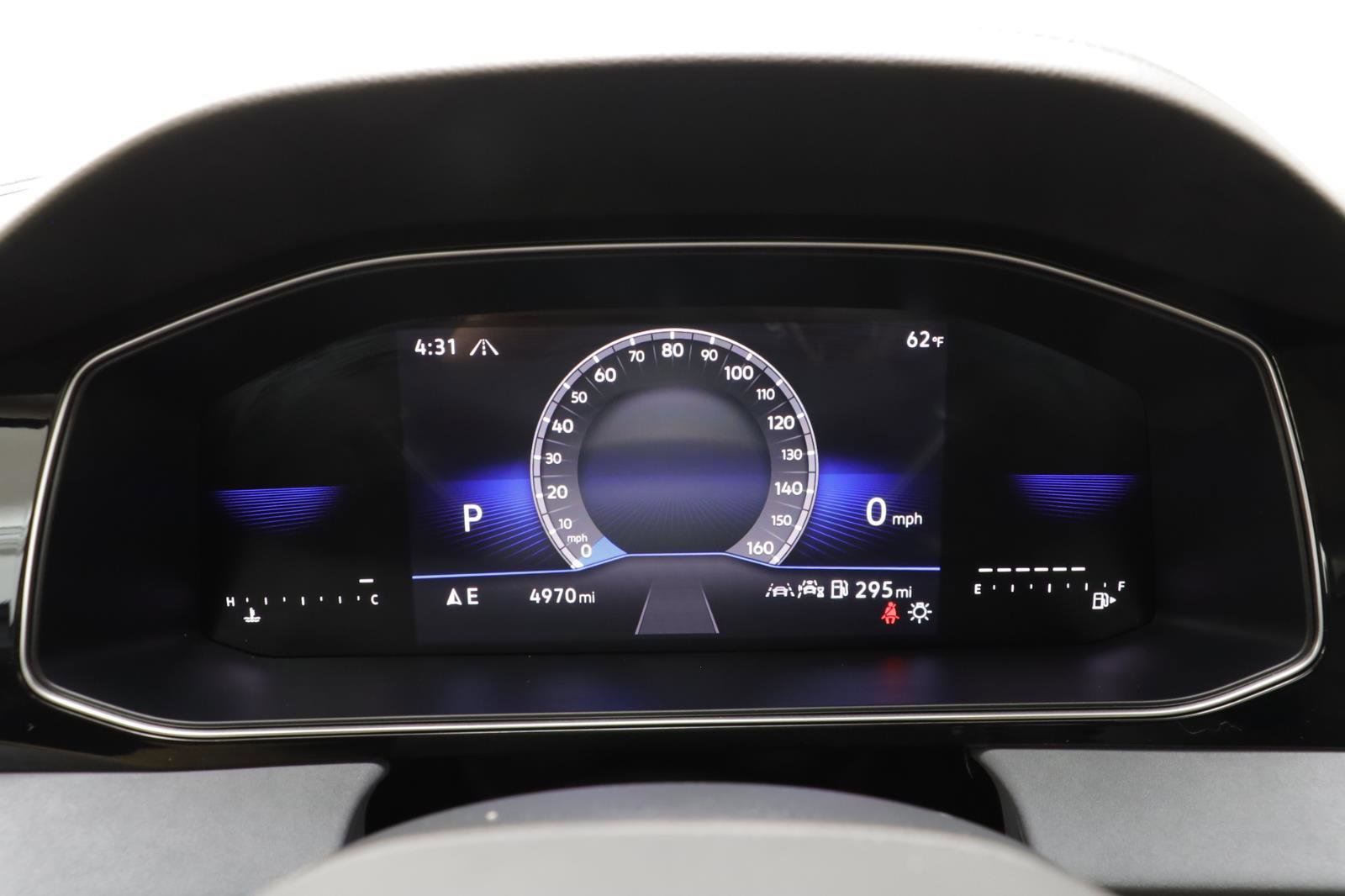 Used 2025 Volkswagen Jetta SE w/ Black Wheel Package image 8