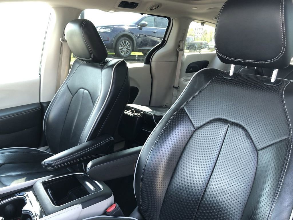 Used 2023 Chrysler Pacifica Limited FWD image 23
