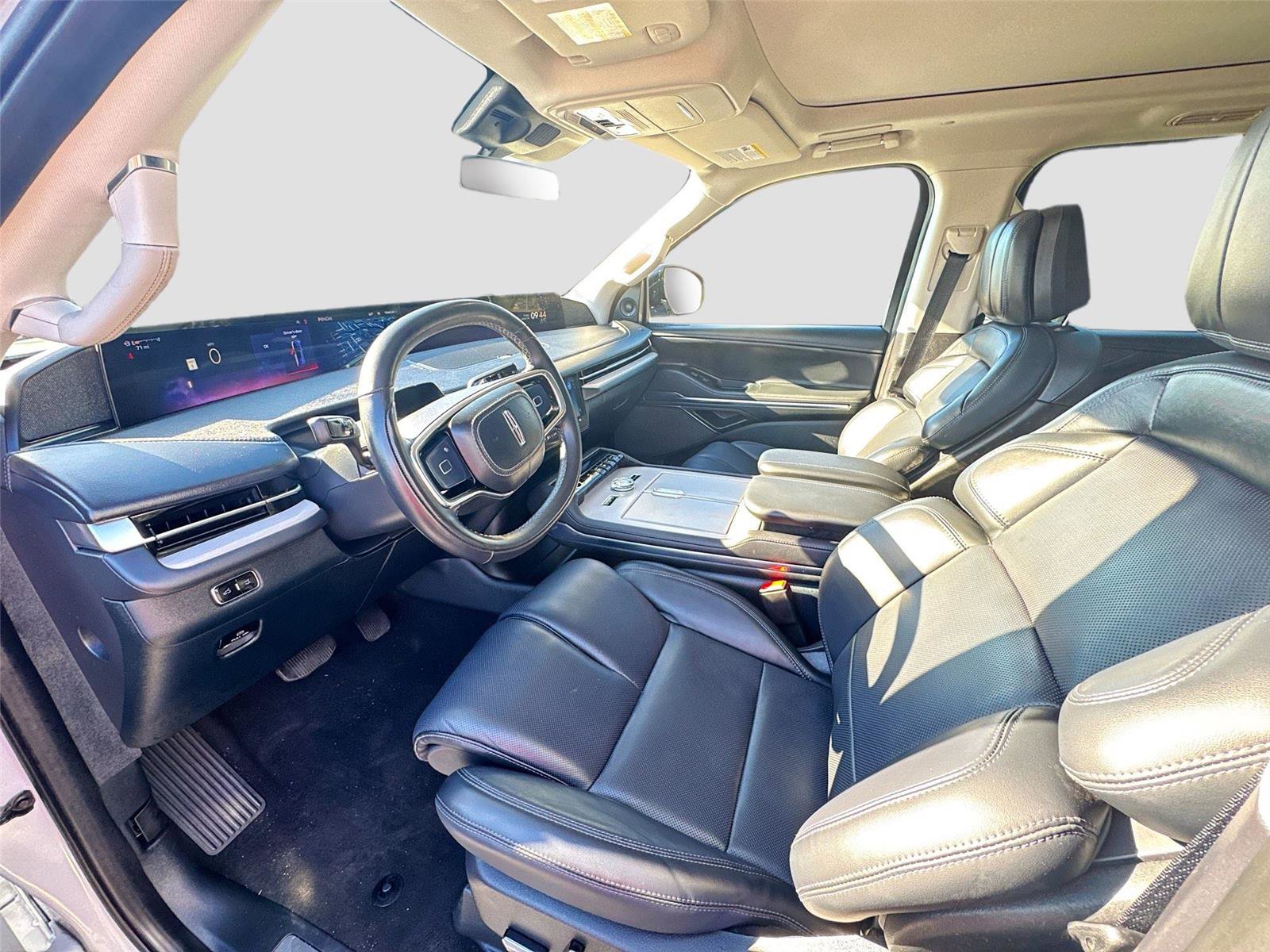 Used 2025 Lincoln Navigator L Reserve image 11