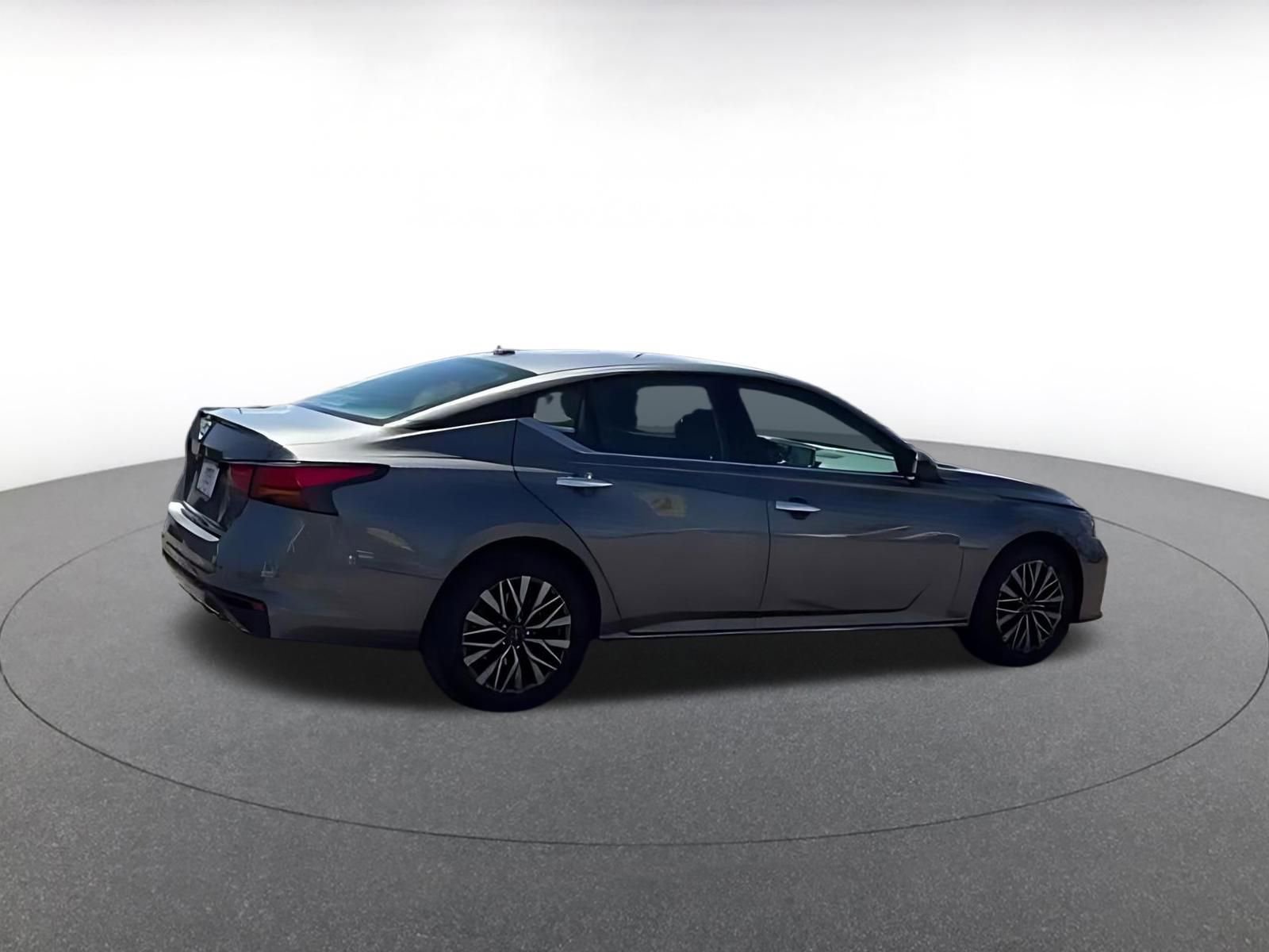 Used 2025 Nissan Altima 2.5 SV image 11