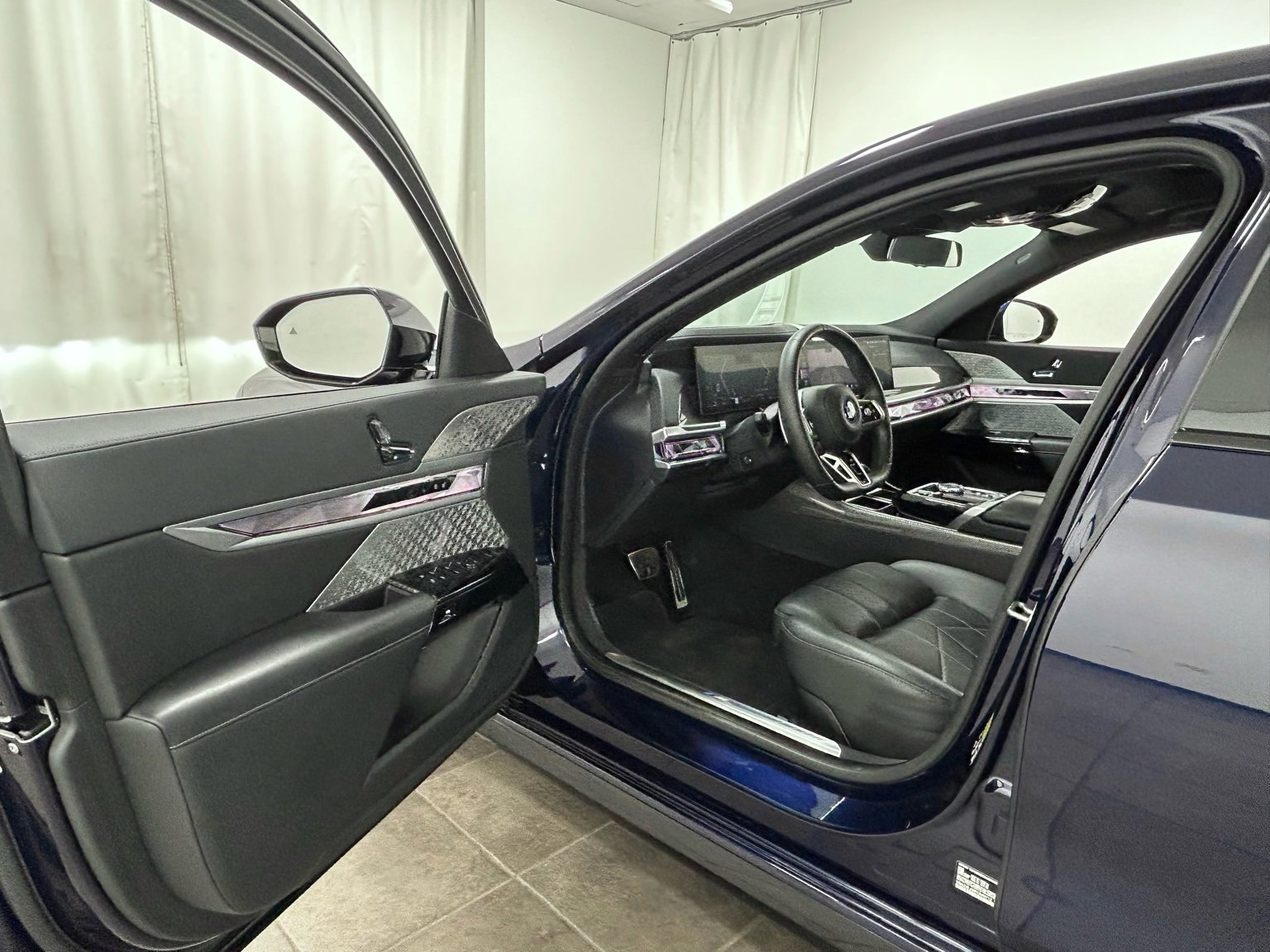 Used 2023 BMW 760i xDrive image 24