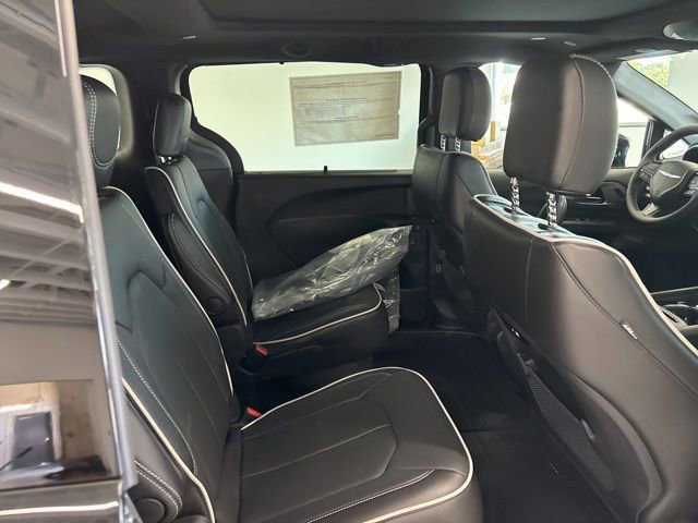 New 2026 Chrysler Pacifica Limited w/ S Appearance Package image 30