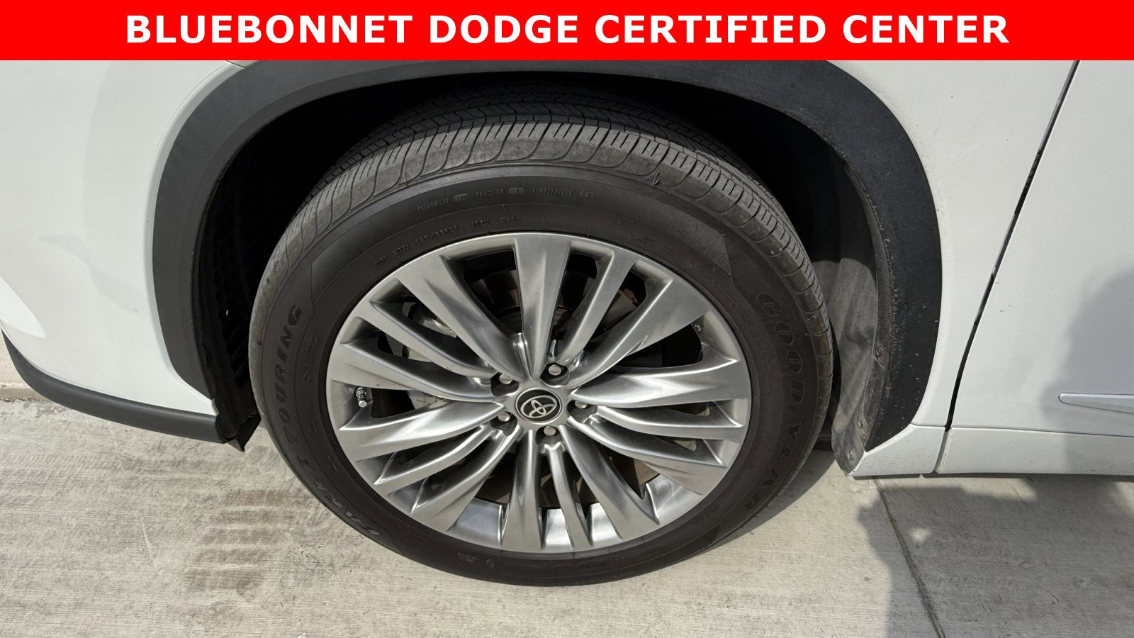 Used 2023 Toyota Highlander Platinum FWD image 2