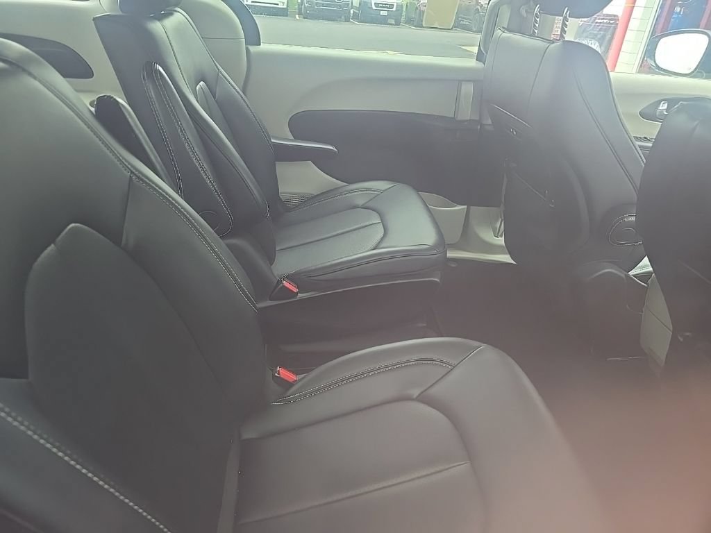 Used 2024 Chrysler Pacifica Limited FWD image 9