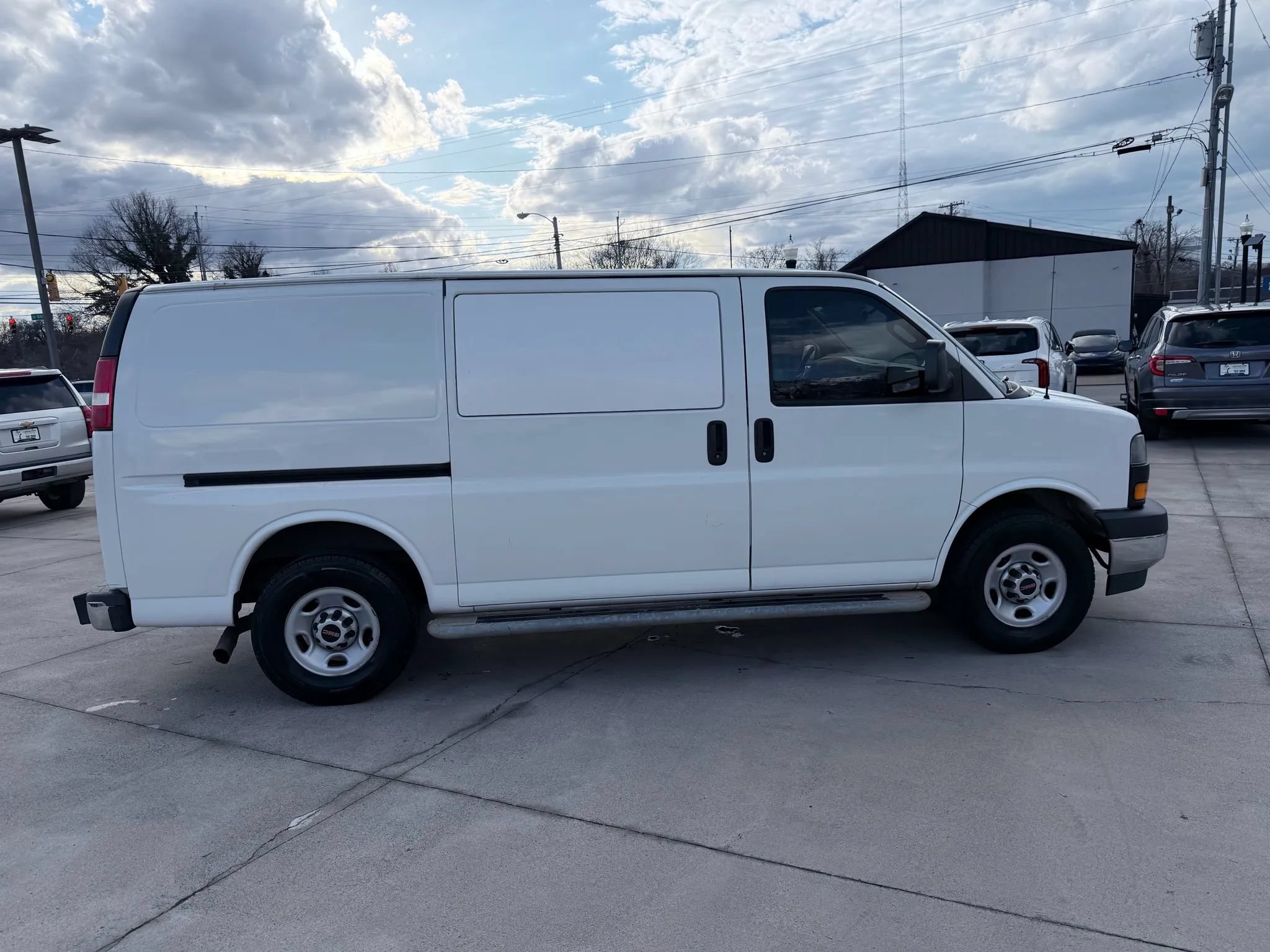 Used 2017 GMC Savana 2500 RWD image 2