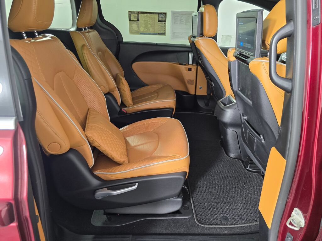 Used 2022 Chrysler Pacifica Pinnacle FWD image 35