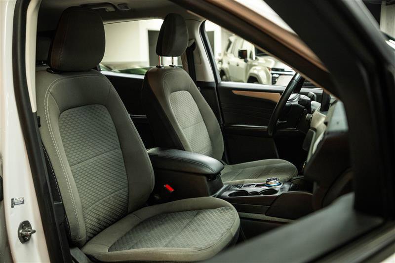 Used 2022 Ford Escape SE w/ SE Sport Appearance Package image 15