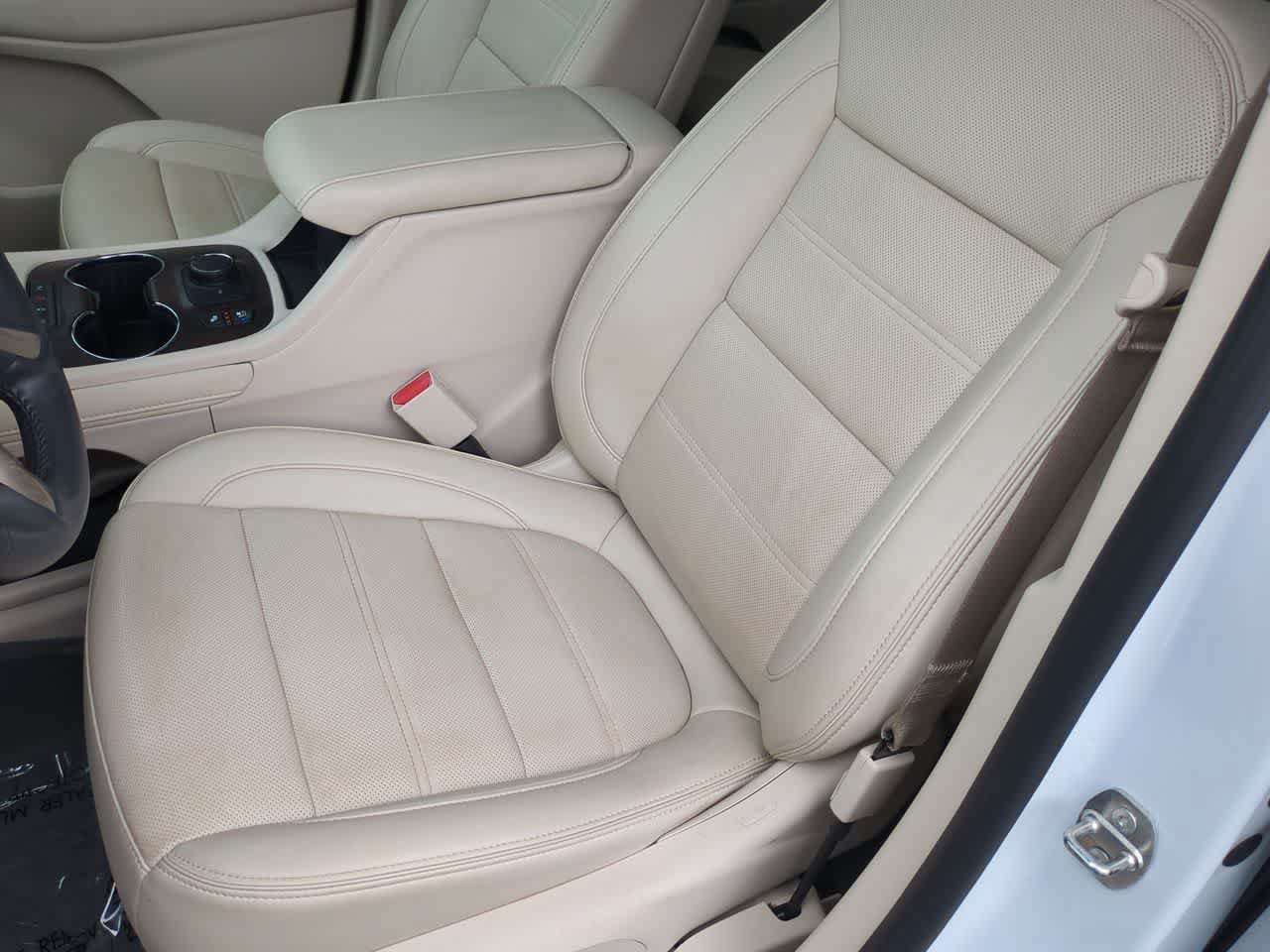 Used 2022 GMC Acadia Denali w/ Denali Technology Package FWD image 16