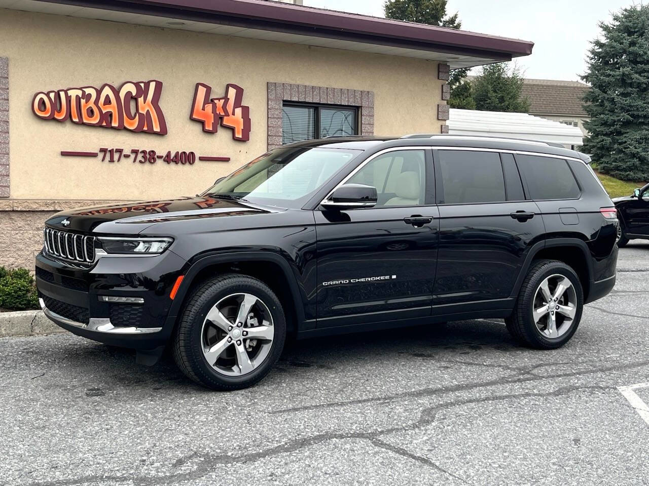 Used 2022 Jeep Grand Cherokee L Limited w/ Luxury Tech Group II image 3