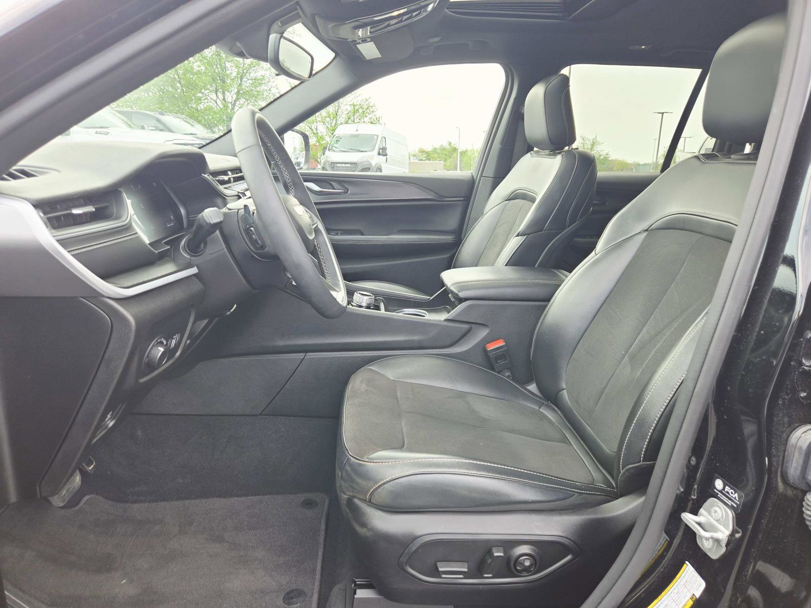Used 2024 Jeep Grand Cherokee Altitude image 13