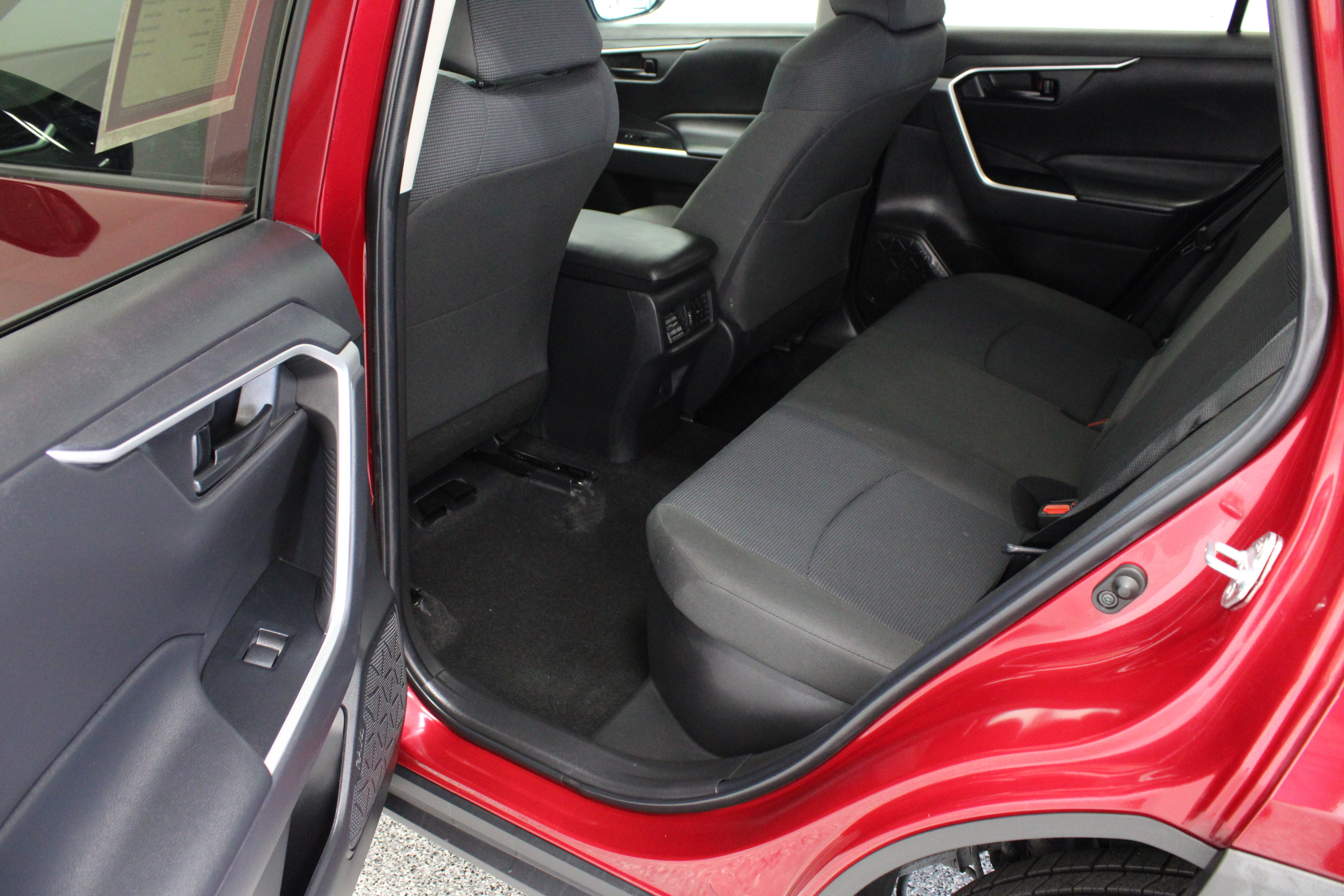 Used 2022 Toyota RAV4 LE AWD/4WD image 23