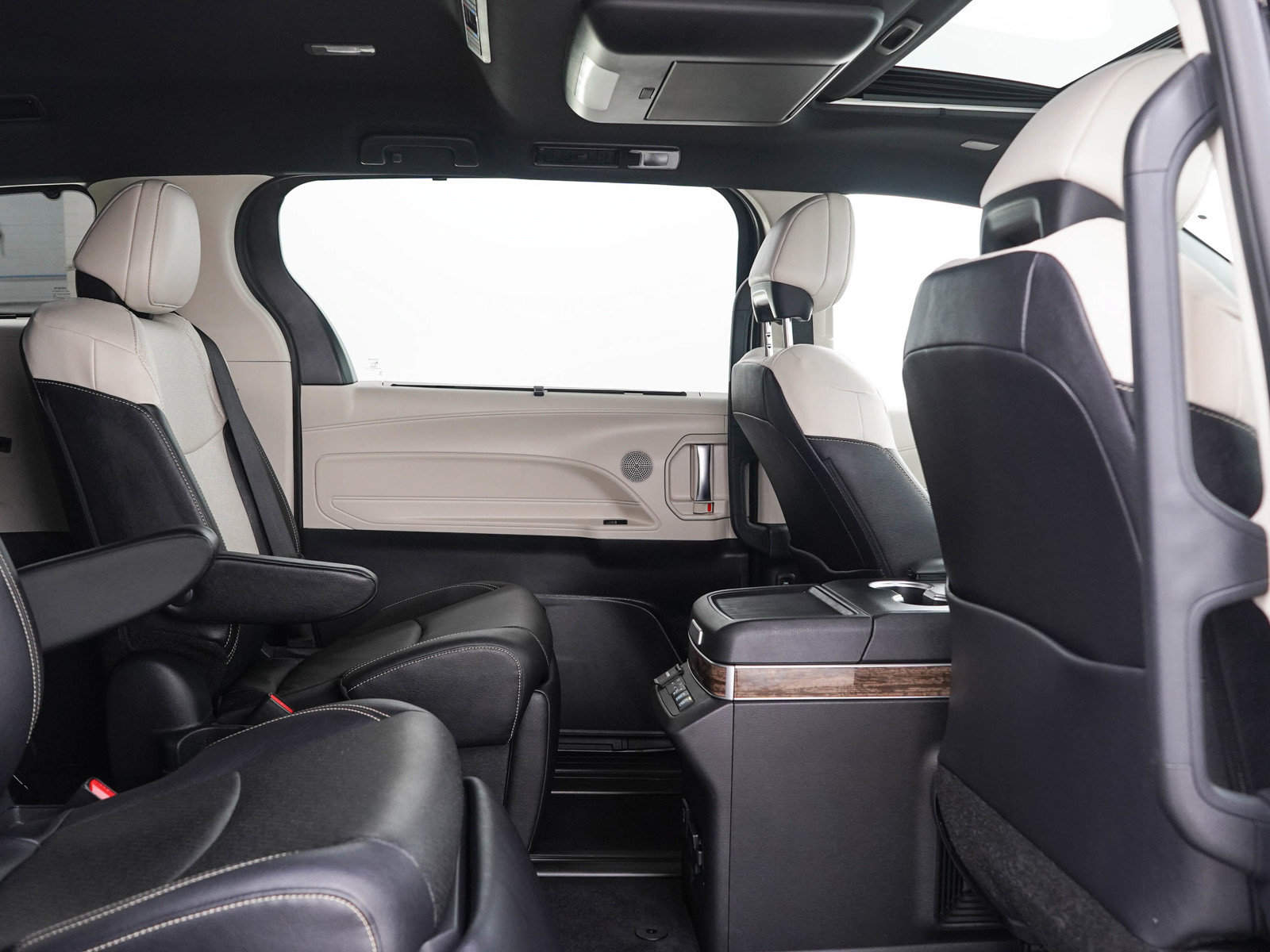 Used 2025 Toyota Sienna AWD image 14
