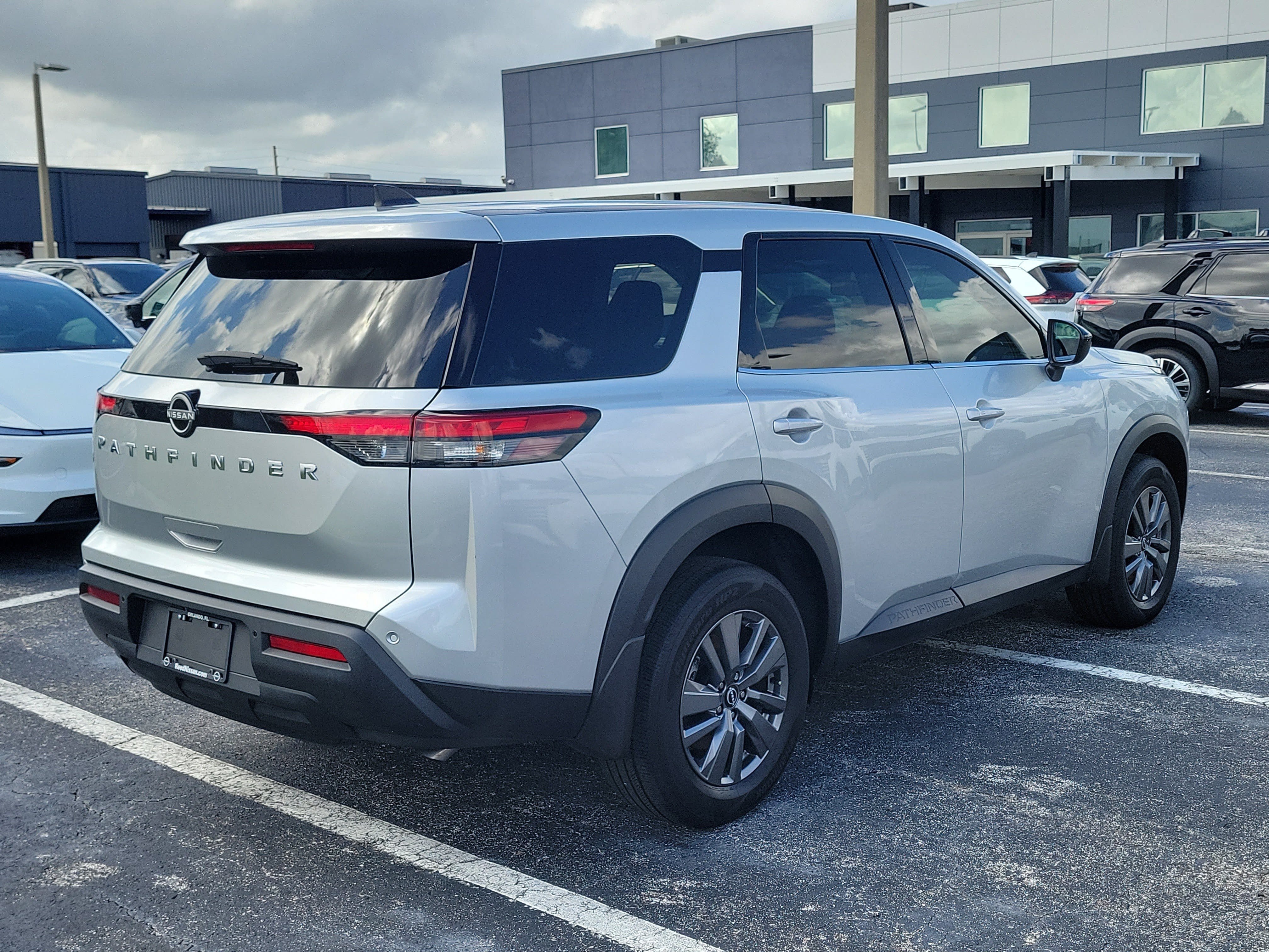 Certified 2025 Nissan Pathfinder S FWD image 4